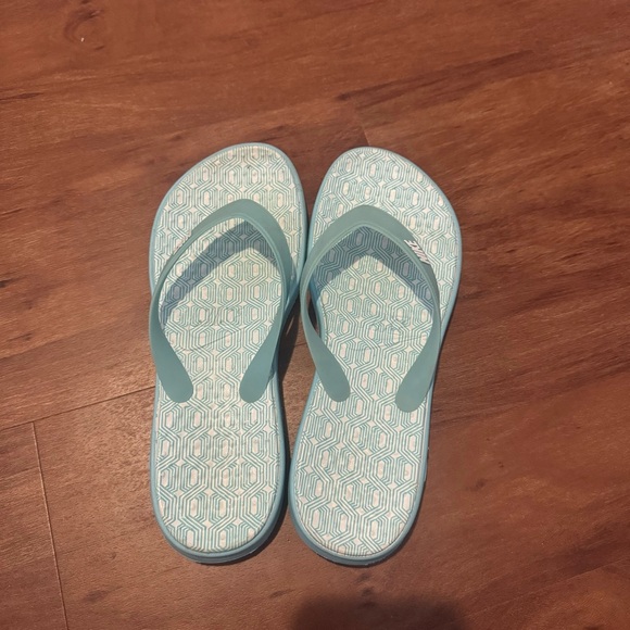 nike flip flops - Picture 2 of 3